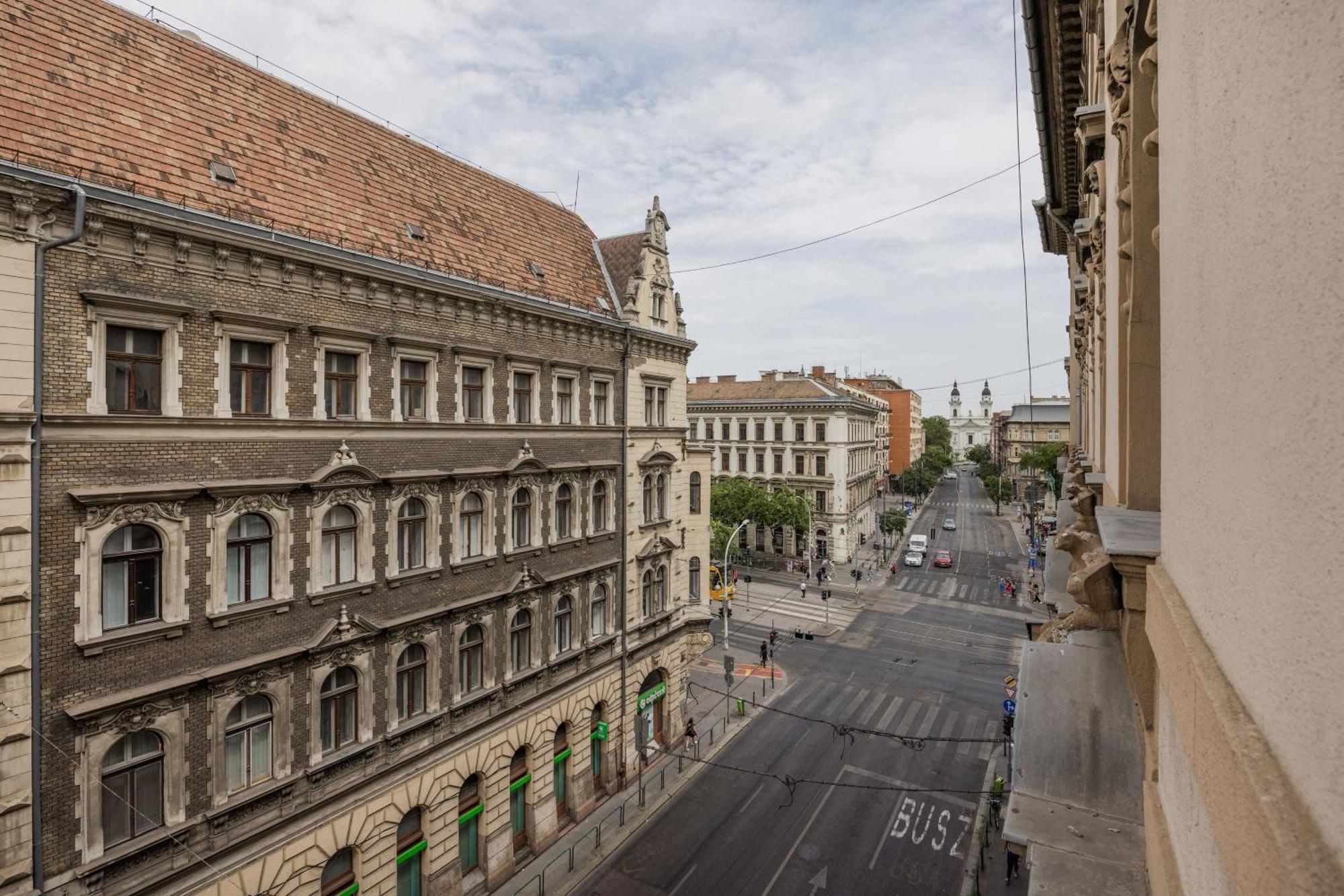 Central Budapest Oasis - Modern Charm, Timeless Comfort エクステリア 写真