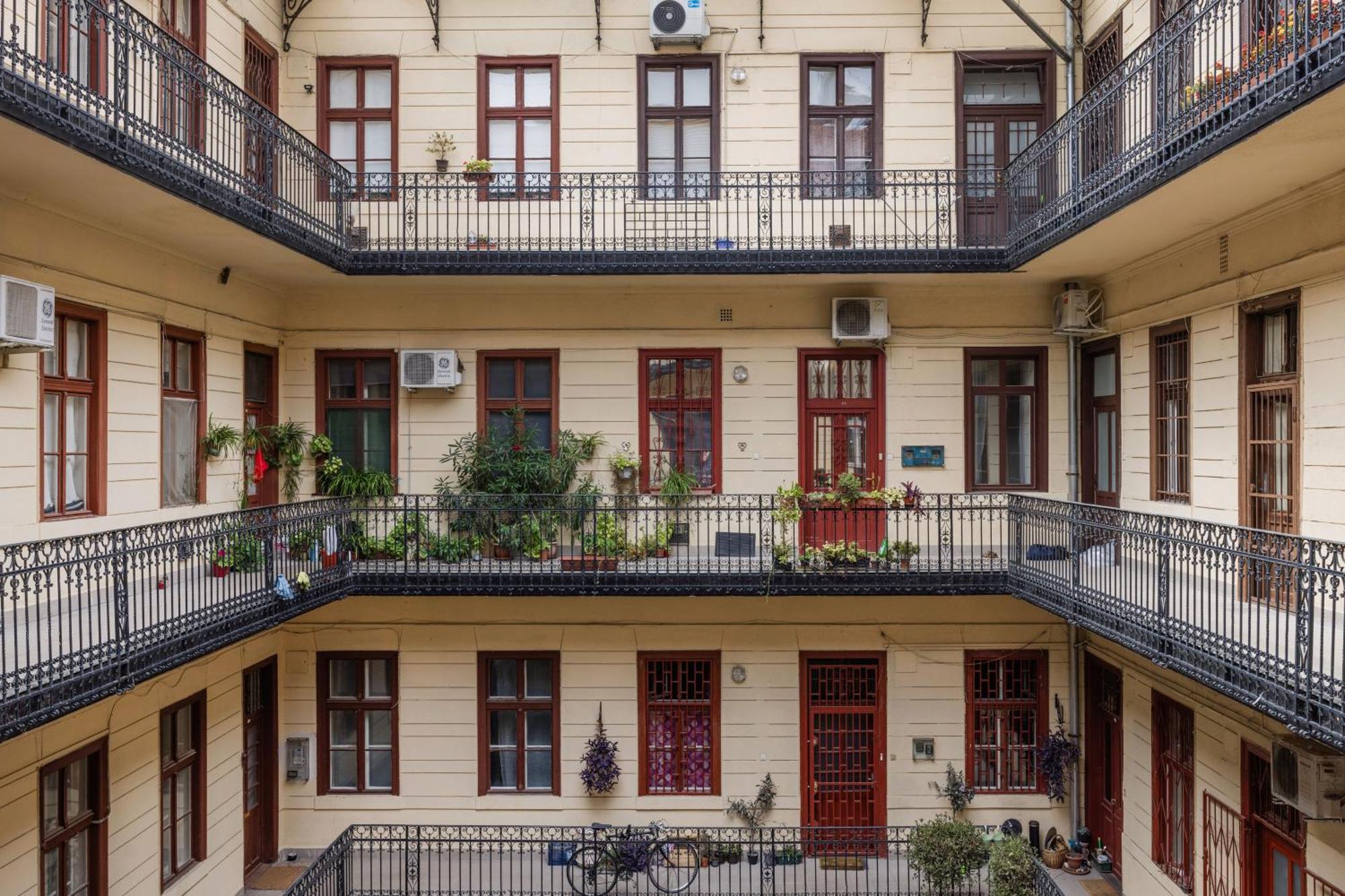 Central Budapest Oasis - Modern Charm, Timeless Comfort エクステリア 写真